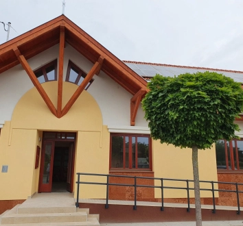 Nyárlőrinc Town Hall